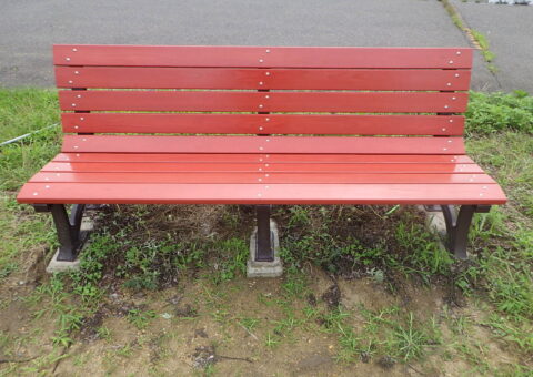 #３公園のベンチを施工する。